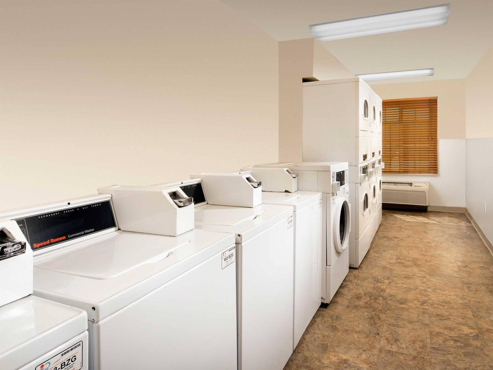 Woodspring Suites Midland Extérieur photo